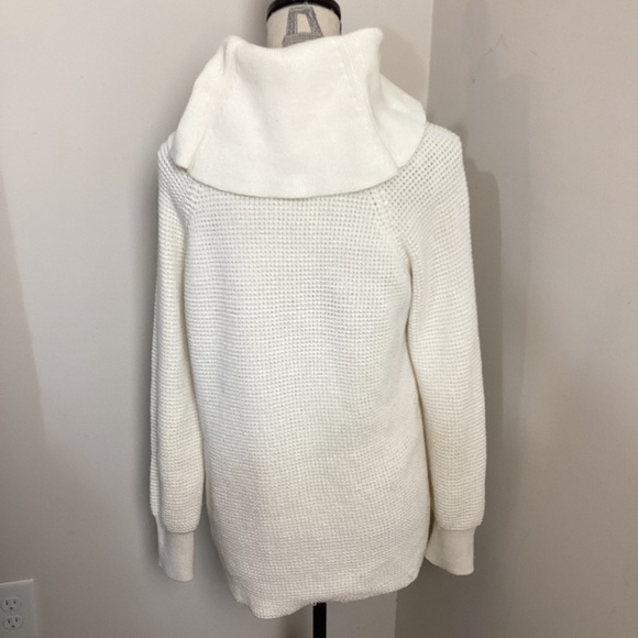 Micheal Kors Women’s Cream Crowl Knit 🧶 Sweater - Picture 3 of 5